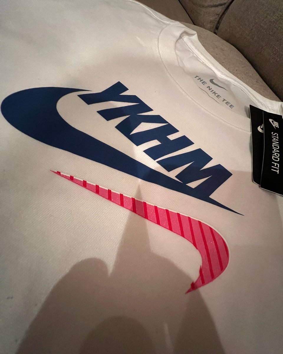 naokoishibashi7's tweet photo. 横浜ビブレにオープンしたNIKE様👟
なんと限定の横浜スウォッシュ💫
#ykhm や横浜市外局番045の文字とか
カスタムしてTシャツやフーディー
作れるイベント開催してて🥹
横浜LOVERにはとてつもなく
最幸すぎて早速作った😍🌸わーい🙌
次回NAO SANPOで着よっと🌸🌈
#nike #横浜 #横浜生まれ横浜育ち https://t.co/NWPzqnpWj4