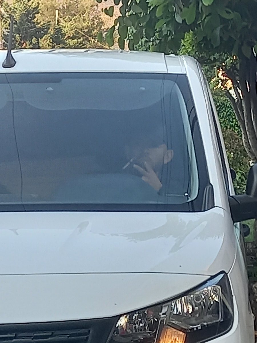 HaLy004's tweet photo. Buenos días @seguridadneza hace un momento mi papá sacó un auto de casa y lo estacionó afuera, el tipo de esta camioneta le tomó fotos al auto y cuando lo increpamos se fue. ¿Me pueden ayudar diciéndome que se puede hacer? https://t.co/oSoYFhdDLH