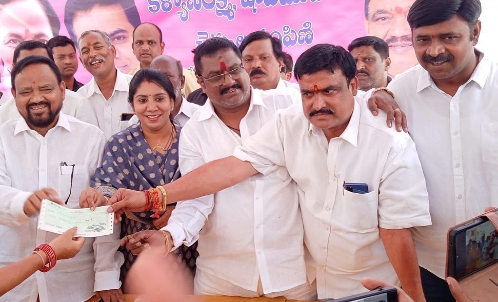 SayannaMLA's tweet photo. కంటోన్మెంట్ నియోజకవర్గ వ్యాప్తంగా 189 మందికి కళ్యాణ లక్ష్మీ చెక్కుల ను పంపిణీ చేసిన గౌరవ ఎమ్మెల్యే శ్రీ జీ.సాయన్న గారు. మారేడ్ పల్లి మండలం కి సంబంధించిన 30 మందికి, తిరుమల గిరి మండలం కి 115 మందికి, సికింద్రాబాద్ మండలం 44 మంది కి కళ్యాణ లక్ష్మీ చెక్కుల ను, లబ్ధిదారులకు అందజేశారు. https://t.co/G58xpGYFo1