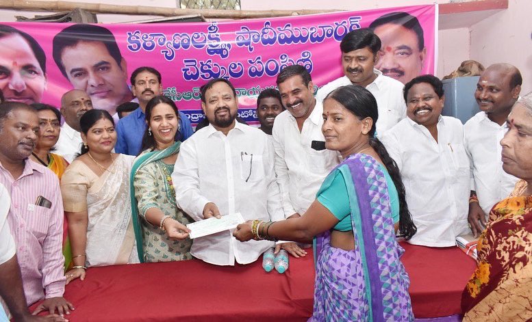 SayannaMLA's tweet photo. కంటోన్మెంట్ నియోజకవర్గ వ్యాప్తంగా 189 మందికి కళ్యాణ లక్ష్మీ చెక్కుల ను పంపిణీ చేసిన గౌరవ ఎమ్మెల్యే శ్రీ జీ.సాయన్న గారు. మారేడ్ పల్లి మండలం కి సంబంధించిన 30 మందికి, తిరుమల గిరి మండలం కి 115 మందికి, సికింద్రాబాద్ మండలం 44 మంది కి కళ్యాణ లక్ష్మీ చెక్కుల ను, లబ్ధిదారులకు అందజేశారు. https://t.co/G58xpGYFo1