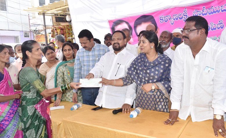 SayannaMLA's tweet photo. కంటోన్మెంట్ నియోజకవర్గ వ్యాప్తంగా 189 మందికి కళ్యాణ లక్ష్మీ చెక్కుల ను పంపిణీ చేసిన గౌరవ ఎమ్మెల్యే శ్రీ జీ.సాయన్న గారు. మారేడ్ పల్లి మండలం కి సంబంధించిన 30 మందికి, తిరుమల గిరి మండలం కి 115 మందికి, సికింద్రాబాద్ మండలం 44 మంది కి కళ్యాణ లక్ష్మీ చెక్కుల ను, లబ్ధిదారులకు అందజేశారు. https://t.co/G58xpGYFo1