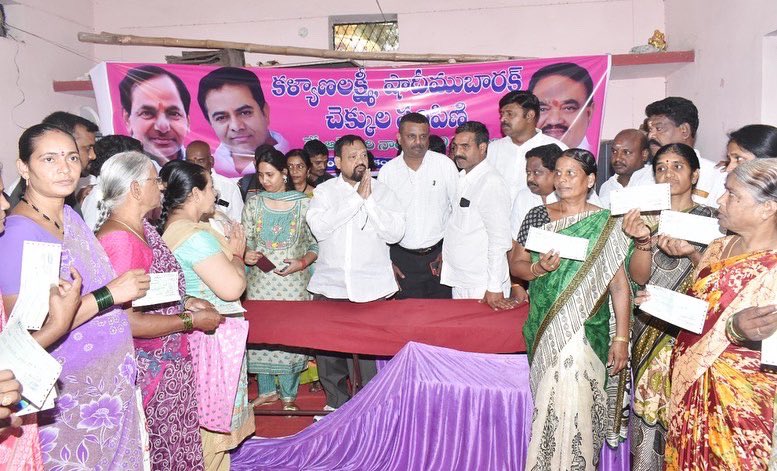 SayannaMLA's tweet photo. కంటోన్మెంట్ నియోజకవర్గ వ్యాప్తంగా 189 మందికి కళ్యాణ లక్ష్మీ చెక్కుల ను పంపిణీ చేసిన గౌరవ ఎమ్మెల్యే శ్రీ జీ.సాయన్న గారు. మారేడ్ పల్లి మండలం కి సంబంధించిన 30 మందికి, తిరుమల గిరి మండలం కి 115 మందికి, సికింద్రాబాద్ మండలం 44 మంది కి కళ్యాణ లక్ష్మీ చెక్కుల ను, లబ్ధిదారులకు అందజేశారు. https://t.co/G58xpGYFo1