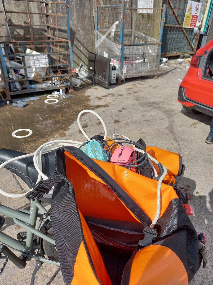 SwiftJoan's tweet photo. Interesting #TripChaining cycle this morning taking in Vaccination Centre, Recycling Centre, Sligo Farmers Market The Zip Yard &amp; The Garda Station. I got 🌞, conversation &amp; my errands done! #BetterByBike #LoveSligo https://t.co/uOZjMHug9Y