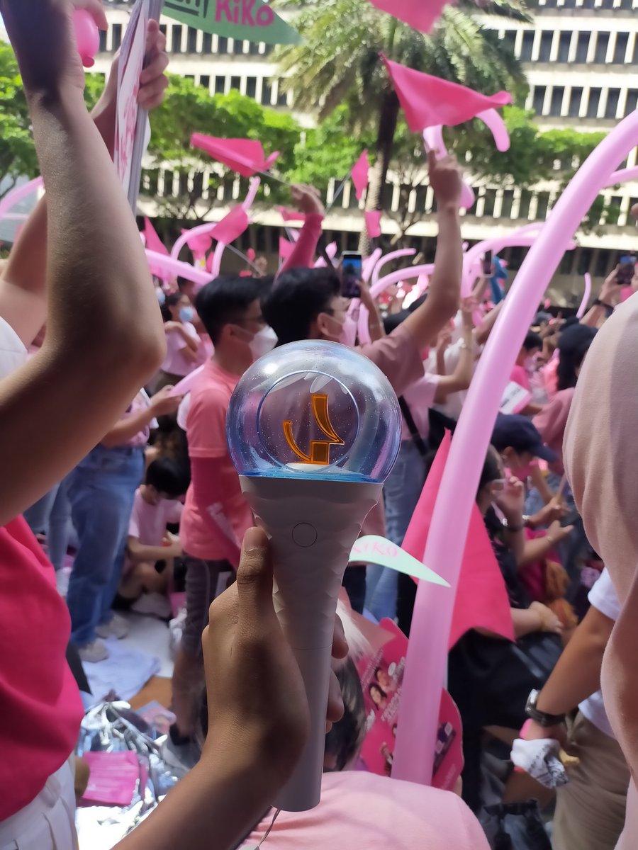 4woodz's tweet photo. Will never get tired of fighting 💗
MOODZ for Leni-Kiko!
낭만봉 너무 여뻐~~💙🧡

#OnePinkMarch #OnePinkFight #Kakampink #MakatiIsPink https://t.co/scoWF8XZ9L