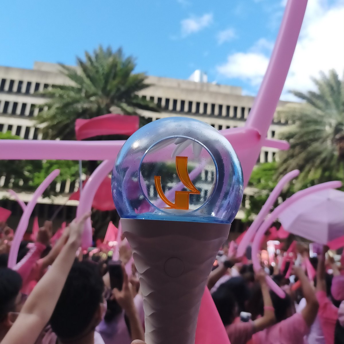 4woodz's tweet photo. Will never get tired of fighting 💗
MOODZ for Leni-Kiko!
낭만봉 너무 여뻐~~💙🧡

#OnePinkMarch #OnePinkFight #Kakampink #MakatiIsPink https://t.co/scoWF8XZ9L