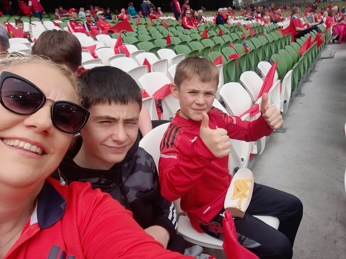 SOI_Aileen's tweet photo. #munsterselfie https://t.co/2zOMW8Pw6y