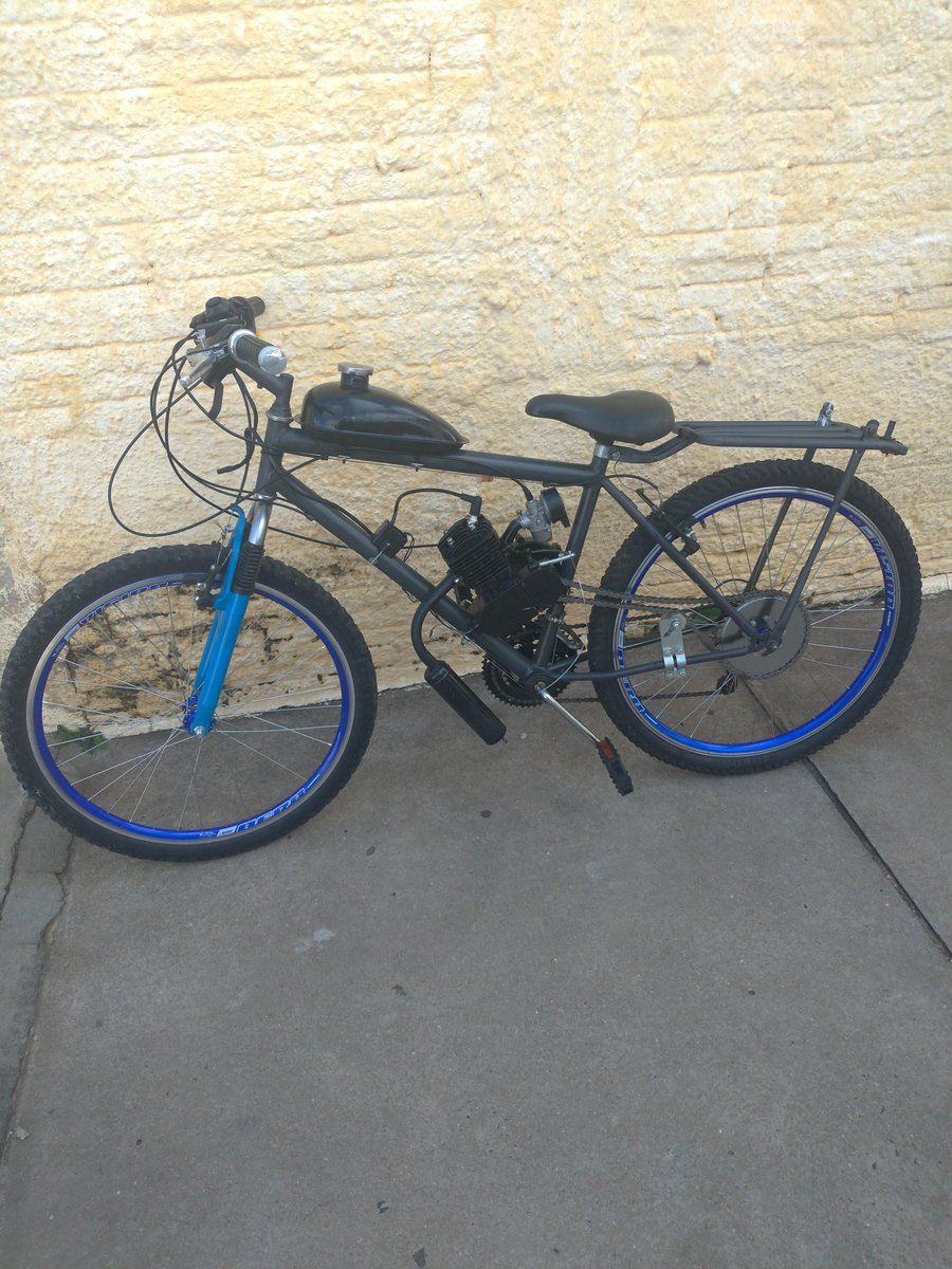ElinValentim's tweet photo. Bom dia povo, como alguns já sabem sou mecânica, eu coloquei um motor 80cc na minha bike, ela ainda não está finalizanda, (em breve vídeo pilotando) lá no Discord.
Mandem dúvida aqui que vou respondendo aos poucos.
1- não precisa de CNH
#moto #bike #ElinValentim  #pilotar https://t.co/S6mVzs6lfm