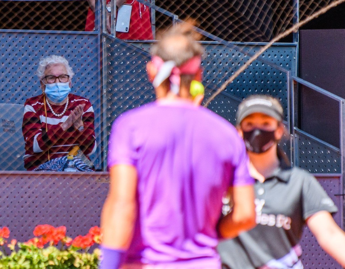One year ago today, after losing to Zverev in Madrid, Rafa Nadal met a 95-year-old woman called Manuela who was diagnosed with Alzheimer's. 

"Before I forget what's tennis and what Rafa means to me, I would like to meet him", she had said.

The dream came true 💘