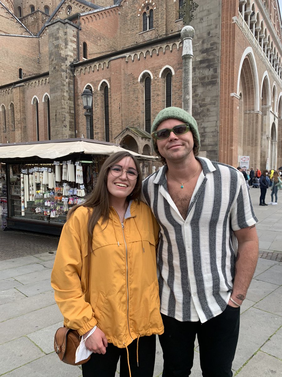 cuorhobi's tweet photo. ASHTON E LUKE SONO PREZIOSISSIMI SONO SCOPPIATA A PIANGERE STO ANCORA TREMANDO THANK U SO MUCH I LOVE U @Ashton5SOS @Luke5SOS CANT WAIT TO SEE YOU TONIGHT https://t.co/q64ah47Hlo