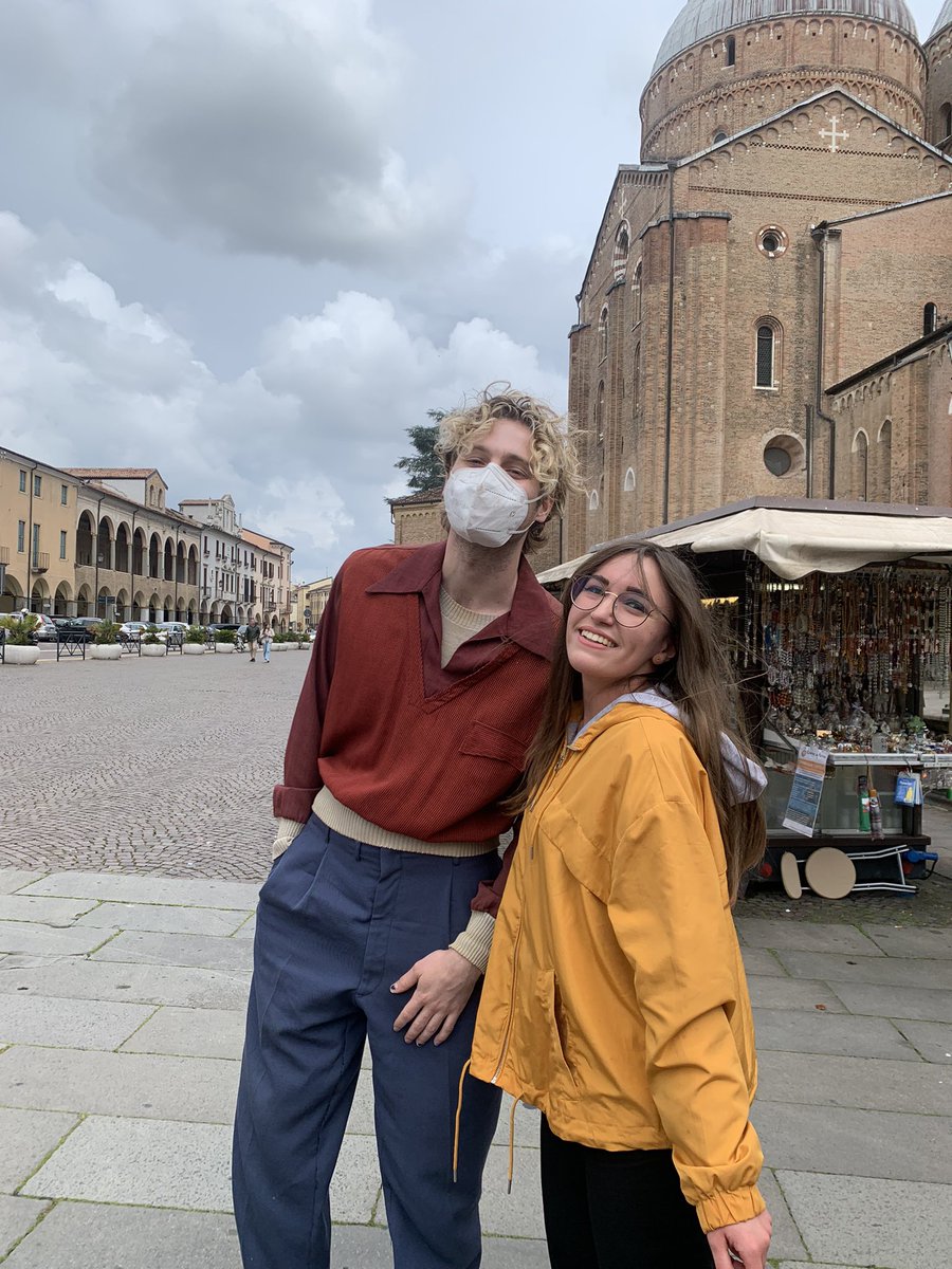 cuorhobi's tweet photo. ASHTON E LUKE SONO PREZIOSISSIMI SONO SCOPPIATA A PIANGERE STO ANCORA TREMANDO THANK U SO MUCH I LOVE U @Ashton5SOS @Luke5SOS CANT WAIT TO SEE YOU TONIGHT https://t.co/q64ah47Hlo