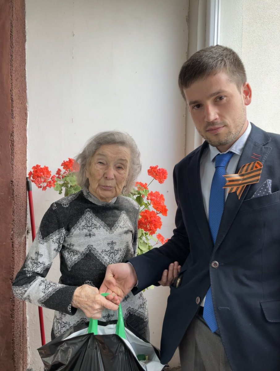 RusConsVarna's tweet photo. В преддверии Дня Победы дипломаты Генерального консульства поздравили с наступающим праздником и вручили подарки проживающим в Варненском консульском округе ветеранам. https://t.co/863znAY880