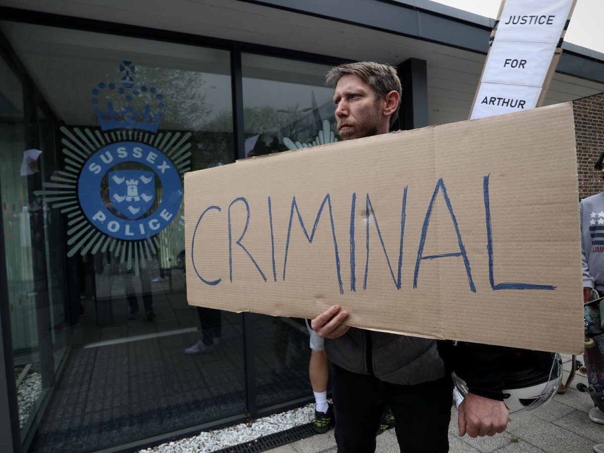 Demonstrators rally outside Sussex Police HQ in Lewes, England expressing their anger at the force after an unmarked police vehicle struck, and killed Arthur Holscher-Ermert in Peacehaven.
#Justiceforarthur #Sussex #SussexPolice