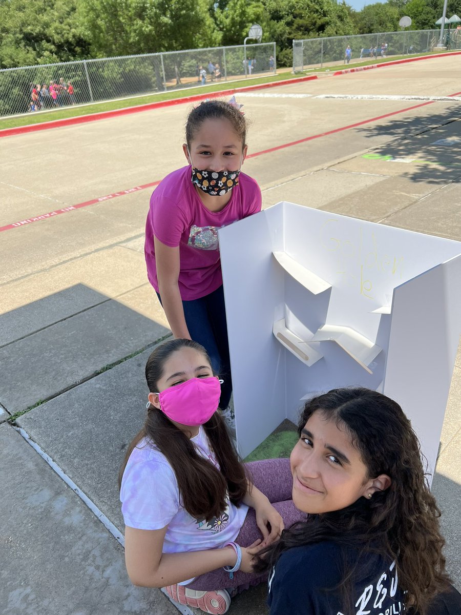 SLEcontreras's tweet photo. Our 5th graders had a BLAST with our last experience week of the year “The Greatest Review on Earth”. We ended the week getting to showcase the carnival games some out our students worked hard on with @Daniell11094797  in class! @urenasle1 @KimwatWatson @donnamorgan_SLE https://t.co/rlnFazfclp