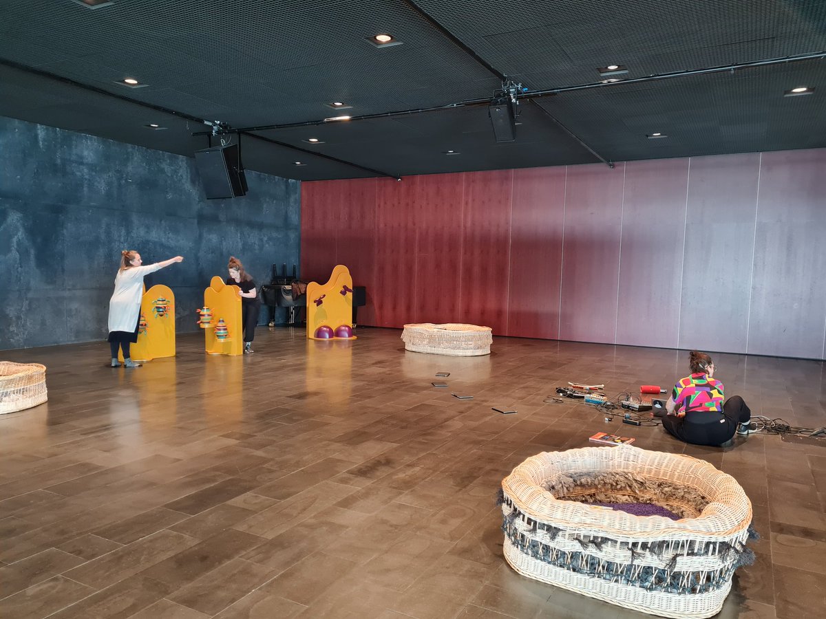 Allt að verða tilbúið fyrir dýratónasmiðjuna okkar í Hörpu sem hefst innan skamms. Tékkið á viðburðinum hér: facebook.com/events/s/dyrat…
#Hönnunarmars2022
#þykjó