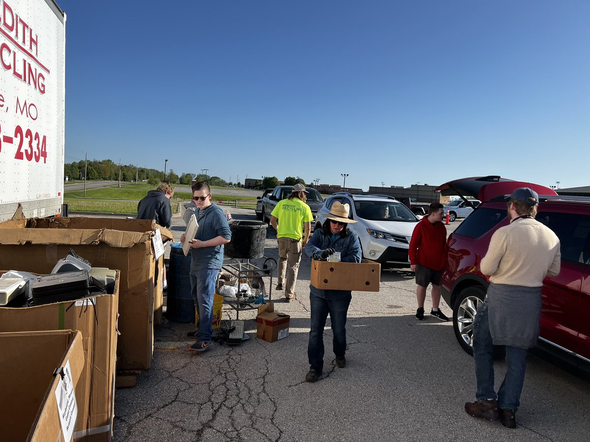 frc2357's tweet photo. We’re here at the Ray-Pec Academy parking lot taking your old unused electronics to recycle them. We’re here until noon today so come on down! https://t.co/kQBzad5NVt