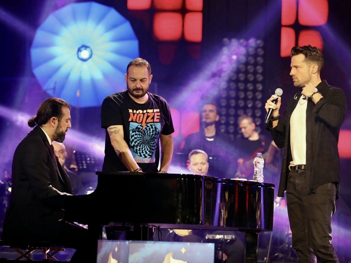 Με <a href="/KyrPapadopoulos/">Kyriakos Papadopoulos</a> και <a href="/ArgirosKonstant/">Argiros Konstantinos</a> πάμε μόνο μπροστά! 💪💪 #Spitimetomega 
Απόψε στις 22:00!!! <a href="/spitimetomega/">Spitimetomega</a>