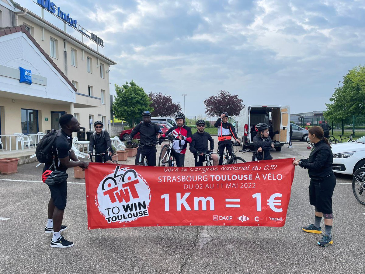 love2ouss's tweet photo. Strasbourg-Toulouse à Vélo avec des jeunes du Neuhof et de Koenigshoffen accompagné par des chefs d'entreprise. Déjà 5 jours depuis notre départ et on est déjà à Saint Etienne. #Dacip #CJD #ToWinToulouse https://t.co/uRRQTgdJJ6