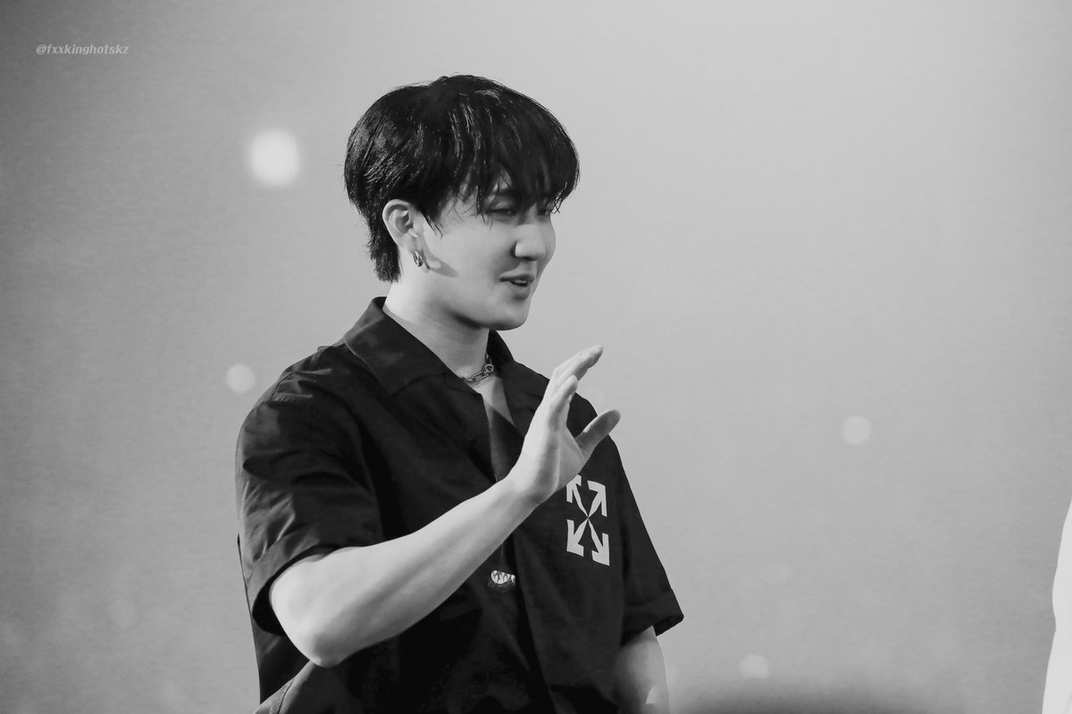fxxkinghotskz's tweet photo. 220430 얘들아(0명) 창빈이 ‘복근’은 아직이란다-

#창빈 #changbin #StrayKids  #스트레이키즈 https://t.co/3CTP7O9BmF