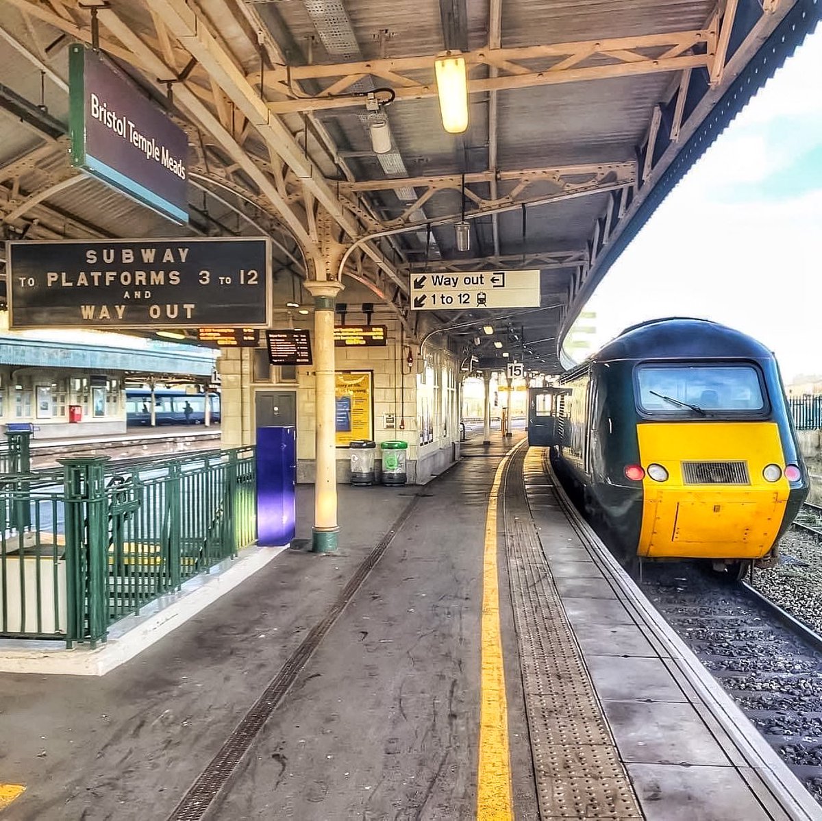 Grumbrela's tweet photo. Break time ☕️🥪

📍Platfom 15, #Bristol Temple Meads #Railway Station.

#hst #intercity125 #castleclass #class255 #highspeedtrain #railways #trains #train #classic #work #photographer #photo https://t.co/CeM0R1bsM3