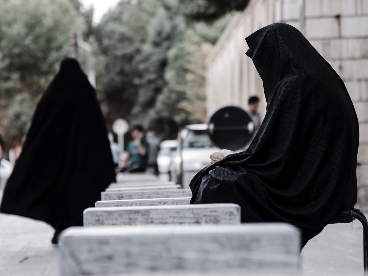 liberalewereld's tweet photo. De taliban verplichten de vrouwen in Afghanistan om een boerka te dragen.

Dat staat in een nieuw decreet dat ondertekend is door talibanleider Hibatullah Akhundzada.

Er zijn geen gematigde taliban.

De EU mag de talibanregering in geen geval erkennen.

Stop de #barbarij https://t.co/vb17qZcDGd