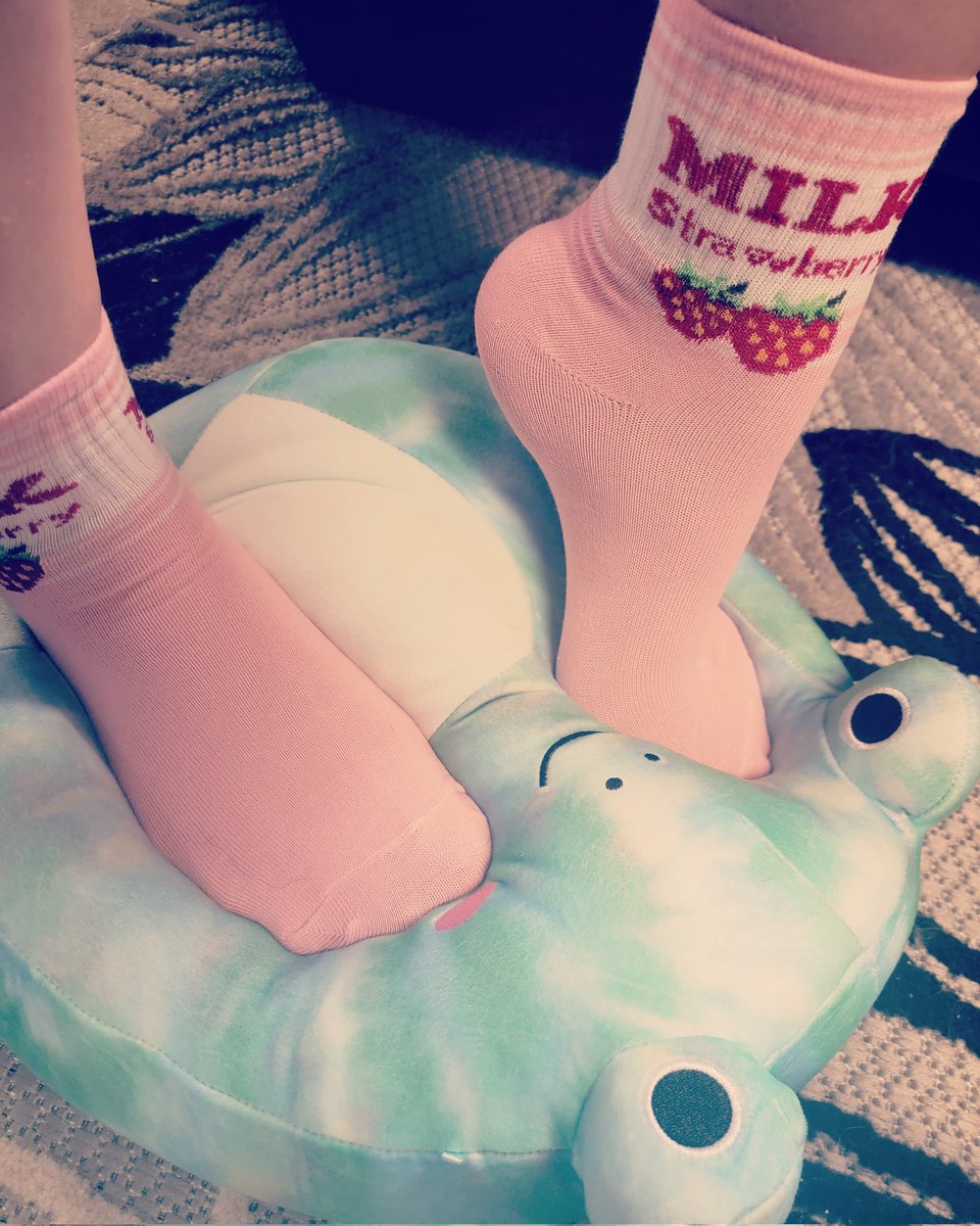 DaisyMeadows34's tweet photo. I got the cutest new squishmallow 🐸 don't you wish it was you under my feet? 😘 #nursefeet #Feet #footsessions #squishmallows https://t.co/d1Q1pzluiy