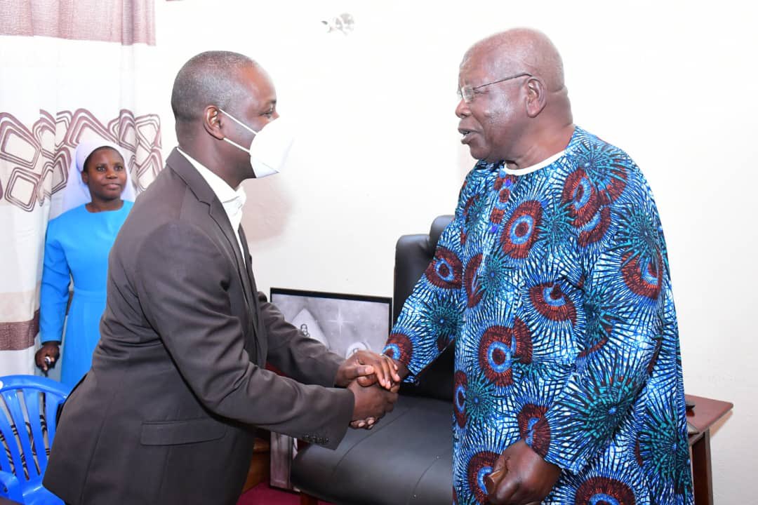 Thomas_Tayebwa's tweet photo. Was glad to find His Grace retired Archbishop Paul Bakyenga in high spirits as i paid a courtesy call on him at his retirement residence at St. Kaggwa Parish, Bushenyi last evening. I was joined by Bushenyi WMP Hon. Annet Mugisha. We keep praying for your good health Your Grace. https://t.co/wg9ikFC441