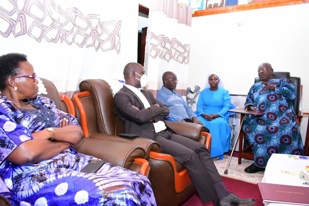 Thomas_Tayebwa's tweet photo. Was glad to find His Grace retired Archbishop Paul Bakyenga in high spirits as i paid a courtesy call on him at his retirement residence at St. Kaggwa Parish, Bushenyi last evening. I was joined by Bushenyi WMP Hon. Annet Mugisha. We keep praying for your good health Your Grace. https://t.co/wg9ikFC441