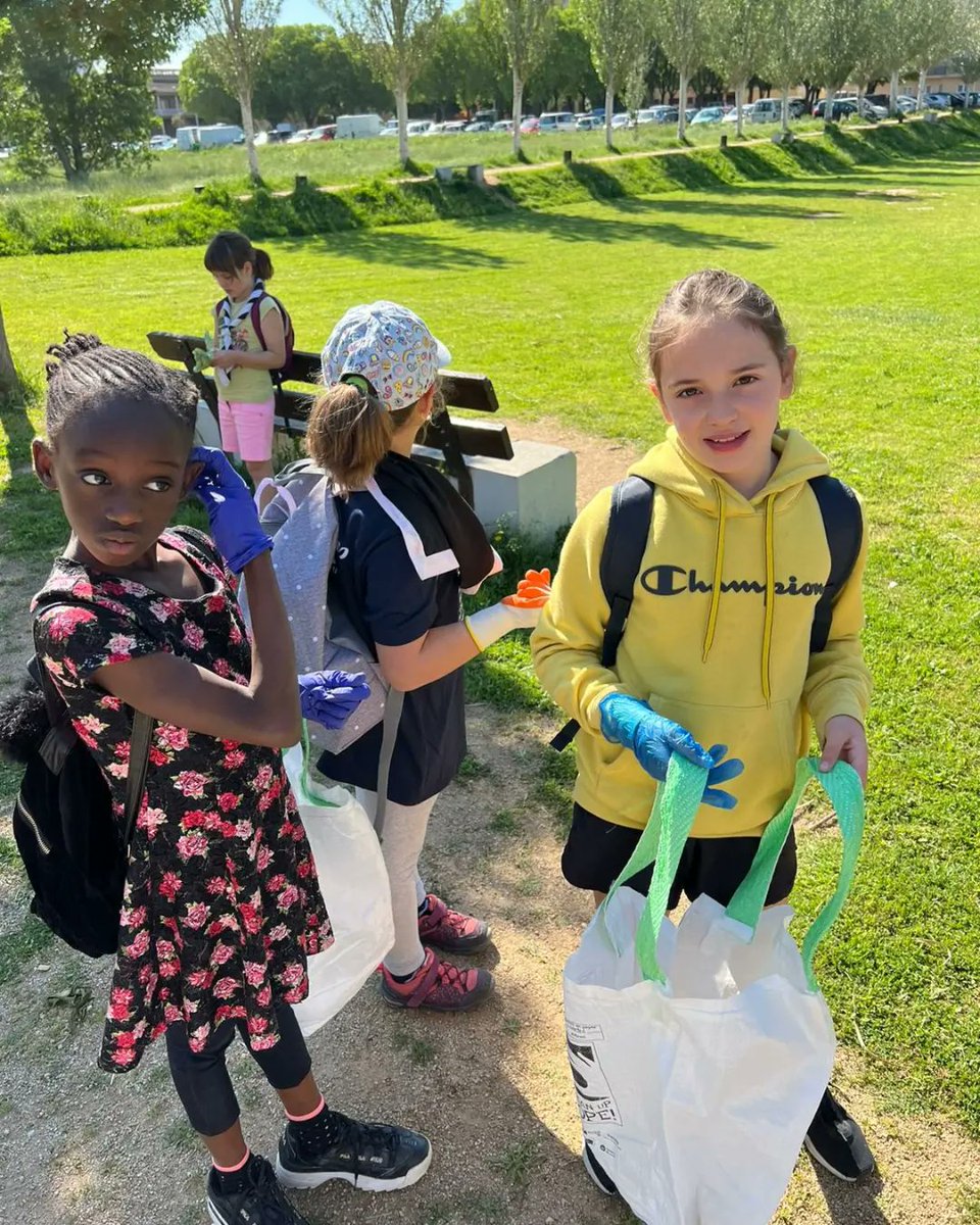 caudesalt's tweet photo. Un any més participant al #CleanUpTheMed amb els compis @CauCanTona 🌸🌷🍃🍀🌱🌿🌳⚘️🌹🌺 https://t.co/oMw26uv1v0