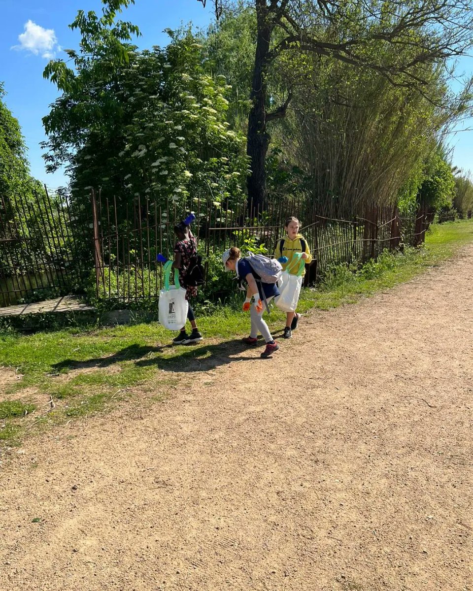 caudesalt's tweet photo. Un any més participant al #CleanUpTheMed amb els compis @CauCanTona 🌸🌷🍃🍀🌱🌿🌳⚘️🌹🌺 https://t.co/oMw26uv1v0
