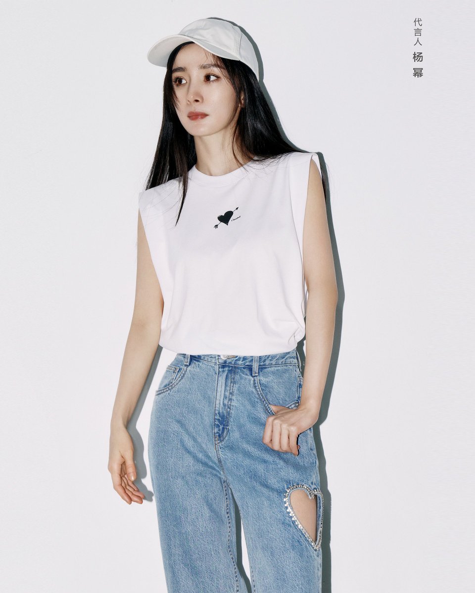 official_moco's tweet photo. Love season. Get ready for a cool girl sweet summer with MO&amp;Co.edits, as styled by Yang Mi.
#mocoofficial #moco代言人杨幂
#yangmi #yangmi杨幂 #yangmimimi912 https://t.co/MTAUC20cqm