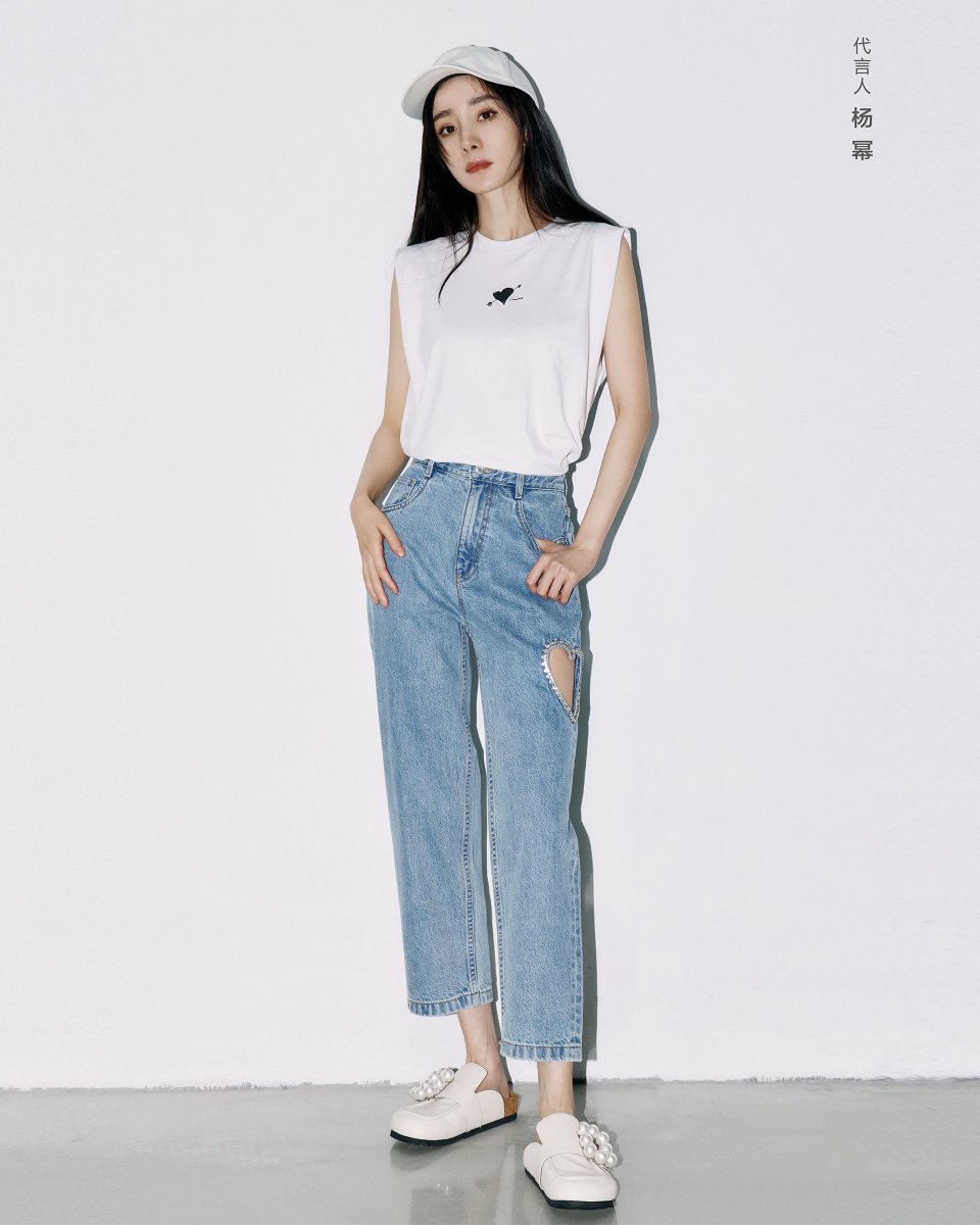 official_moco's tweet photo. Love season. Get ready for a cool girl sweet summer with MO&amp;Co.edits, as styled by Yang Mi.
#mocoofficial #moco代言人杨幂
#yangmi #yangmi杨幂 #yangmimimi912 https://t.co/MTAUC20cqm