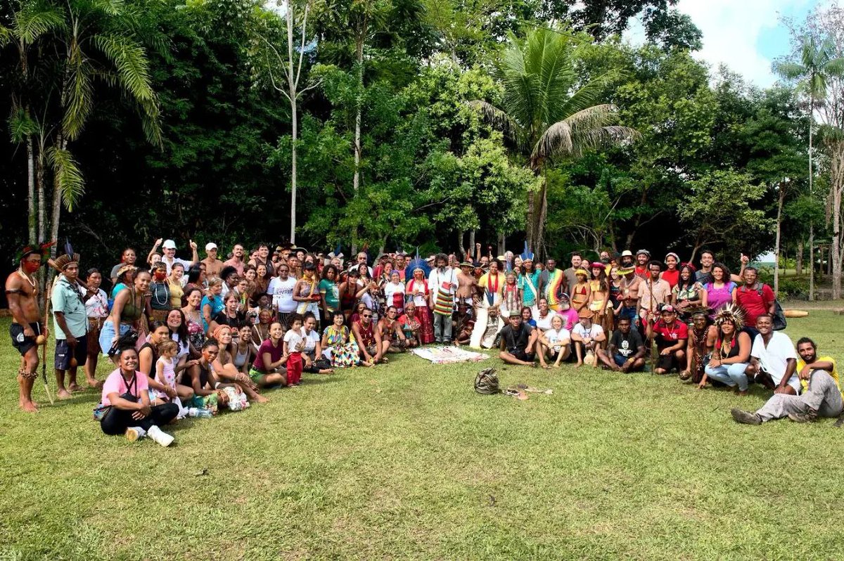 Nessa foto da <a href="/DerivaJornal/">Deriva Jornalismo</a> encontramos povos originários, pescadores, quilombola, sem terra, agricultoras familiares, sem teto, sem terra, povo de terreiro e tanta gente de luta de SP, RS, PE, MA, BA, RR e CE. Isso aqui é aliança de povos em luta por terra e território!