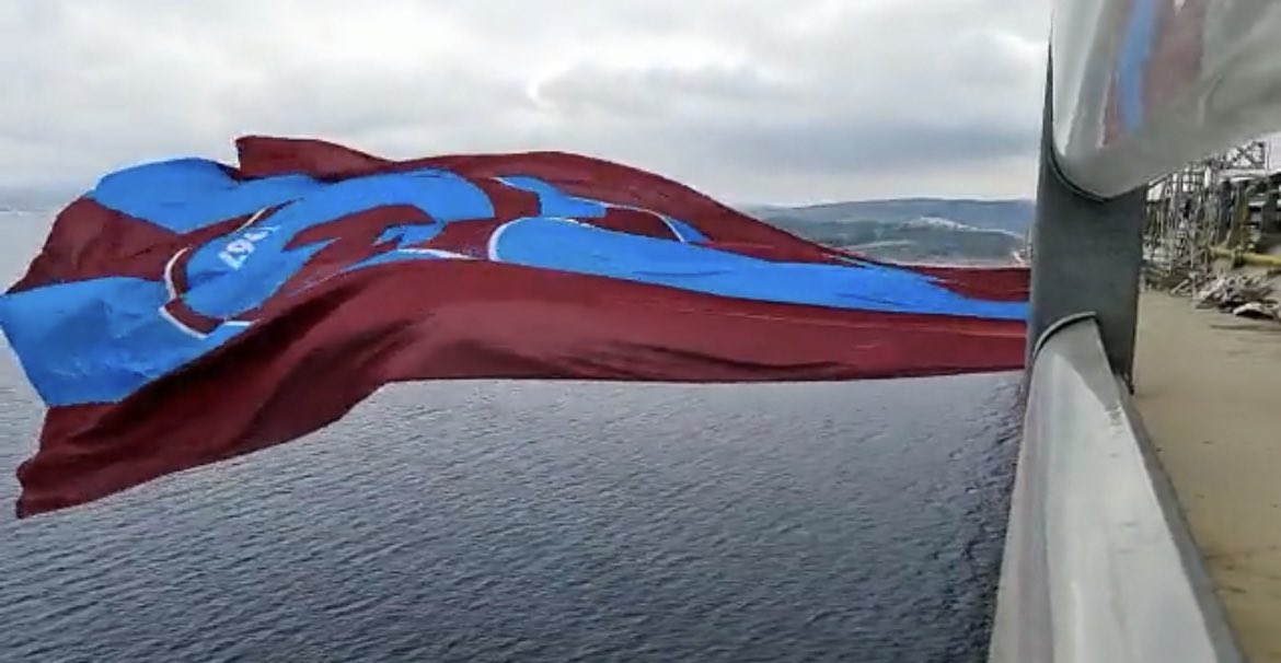 mstf_baba's tweet photo. @akfgr Birazdan Çanakkale Dardenelspor kulübü başkanı, köprülerine asılan bayrakla ilgili basın toplantısı düzenleyecekmiş 😂 @Trabzonspor https://t.co/48MIPwkF9E