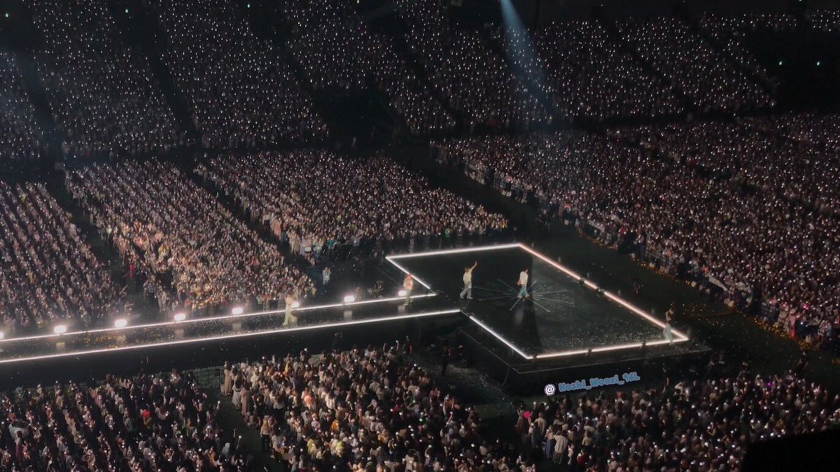 jeonselca's tweet photo. seventeen’s crowd today soldout ONLY for a fanmeeting 😭 BROOO thats not even the full shot https://t.co/Aolh4xKFnS