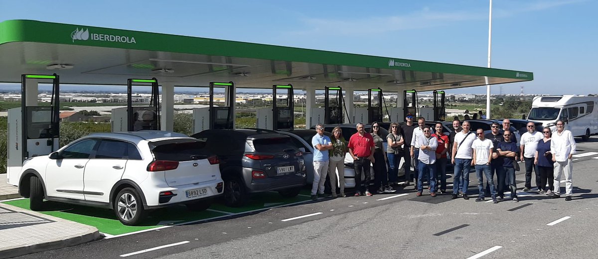 mueveteenverde's tweet photo. 🔌 Gran jornada con entusiastas de la #movilidadeléctrica en Elche 🤩

🔋 Estos puntos de recarga ultrarrápidos (400 y 200kW) de Iberdrola han acogido esta quedada de @AsociacionAUVE en la provincia 👏🏼

📈 ¡Sigamos impulsando el transporte limpio! #MuéveteEnVerde https://t.co/aQTm4P8oIU