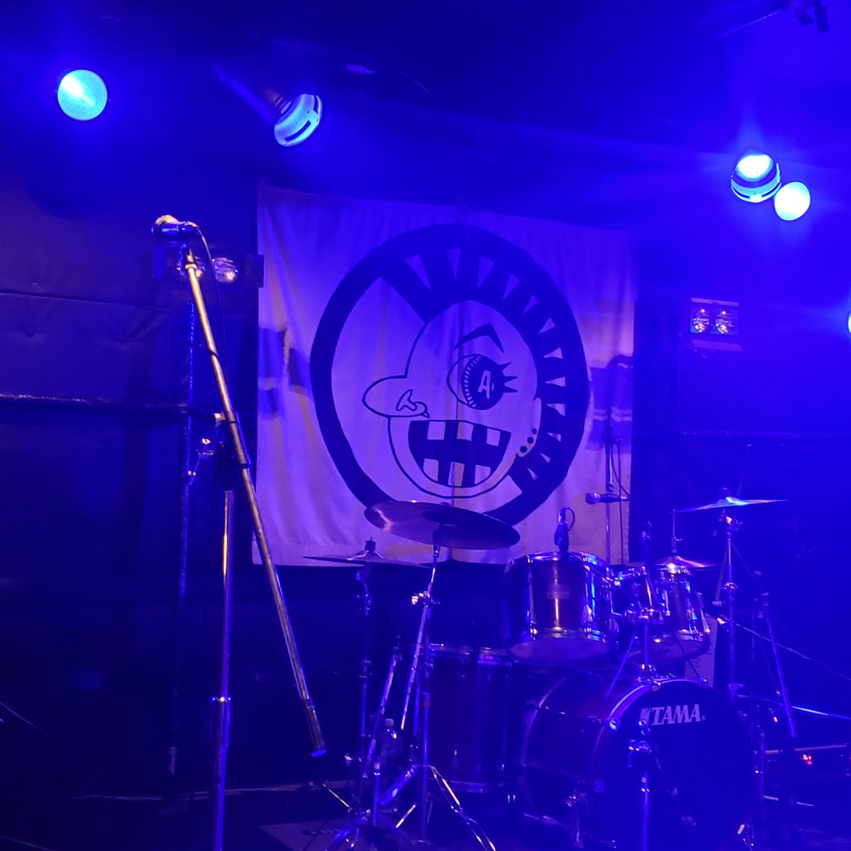 sargent_sb's tweet photo. 初ラフィンのライブ
熱くなった！最高！
10代の頃からのパンクベースヒーロー、PONさんと物販で話せて嬉しかった！
#ラフィンノーズ 　#八王子マッチボックス https://t.co/OTAChYT6oj