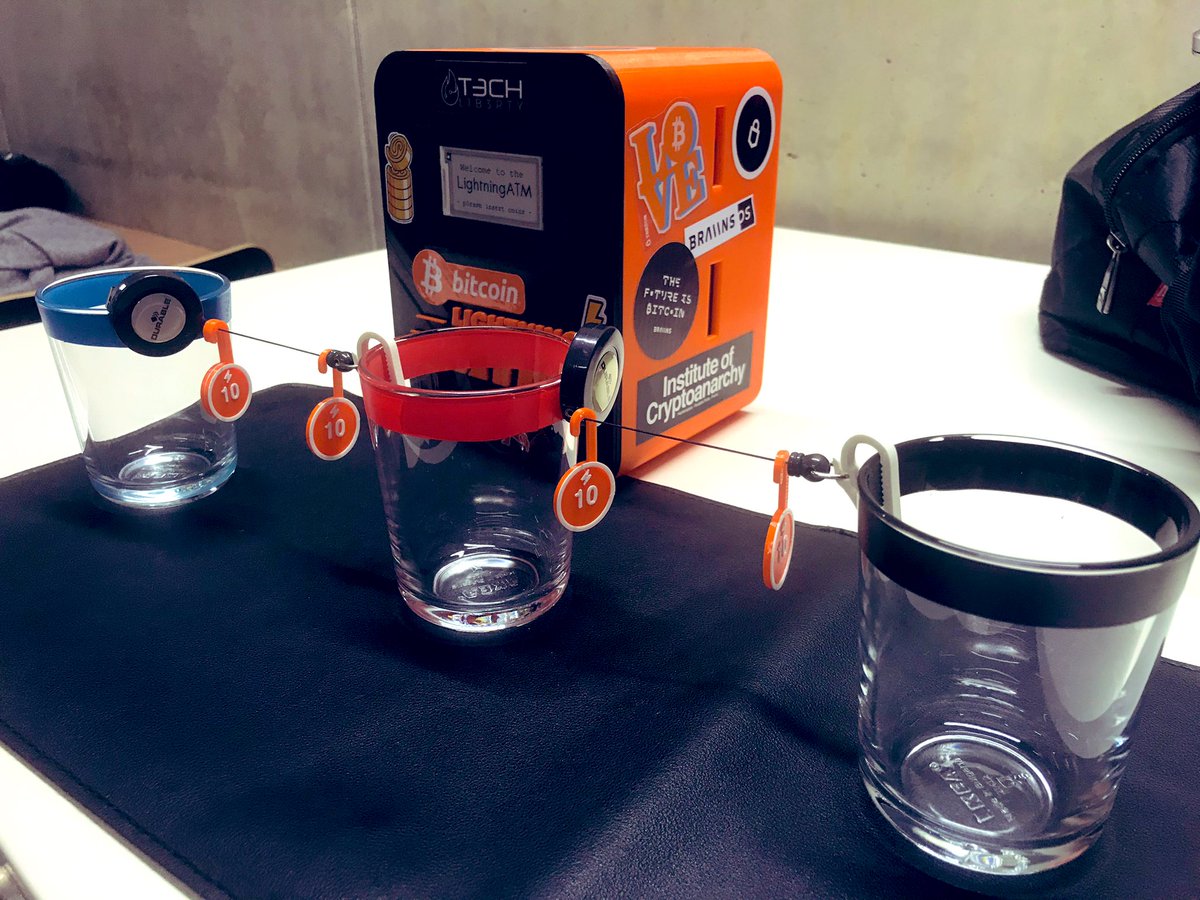 Just had a #Bitcoin LN workshop with this educational setup. Demonstrating LN payments and routing with glasses, strings and 3d printed sats and onboarding with #LightningATM from <a href="/21isenough/">21isenough</a> and providing lnurlw vouchers over <a href="/lnbits/">LNbits</a> by <a href="/arcbtc/">Ben Arc 🏴󠁧󠁢󠁷󠁬󠁳󠁿✊⚡️</a>. Loving it ❤️