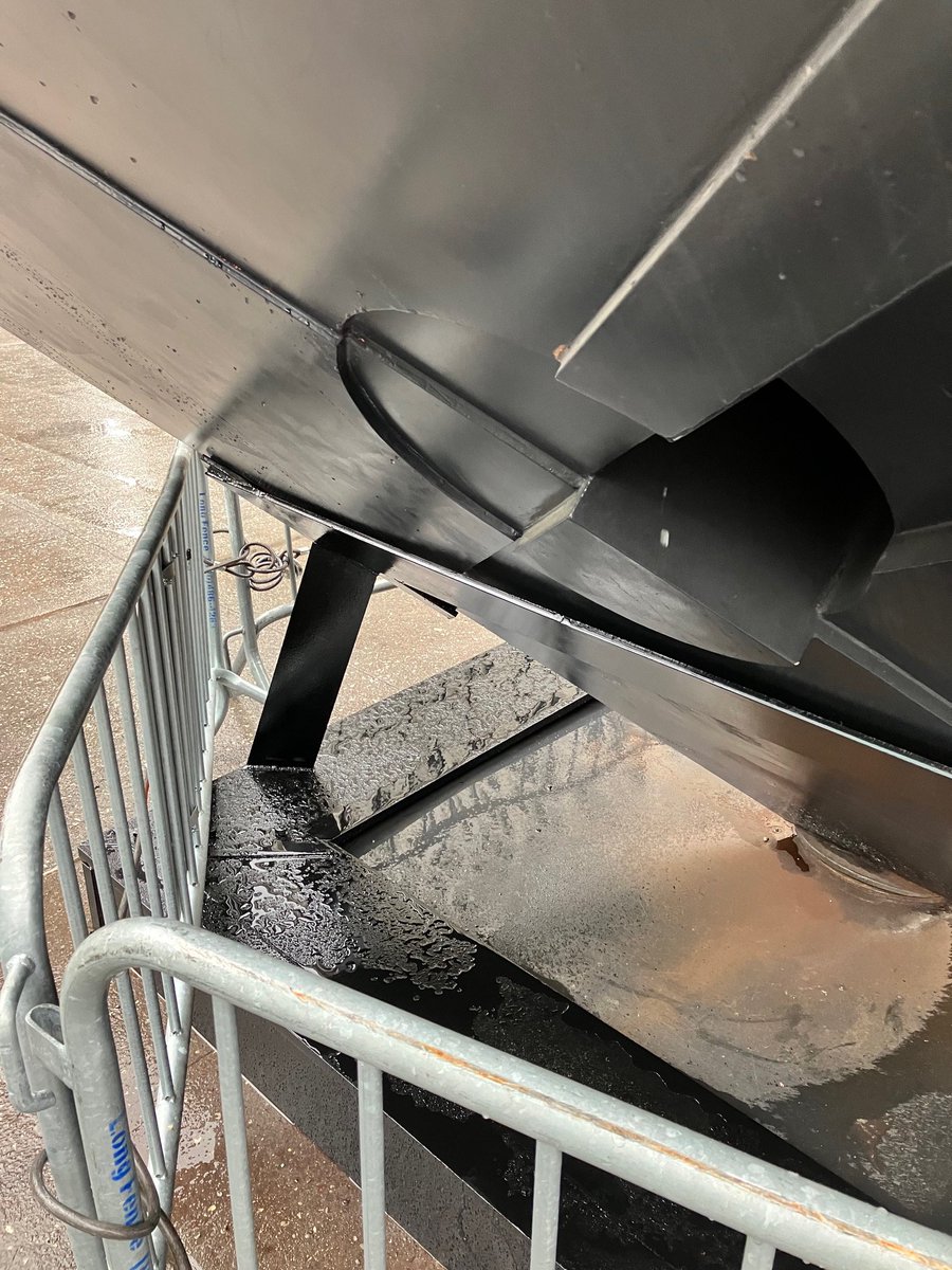 evgrieve's tweet photo. The Cube/Alamo on Astor Place has been behind barricades since late last year. The spinning mechanism is not working. The @NYC_DOT added support brackets last month. The barricades will then be removed, but there's no word on when it might spin once again. https://t.co/2u2biHbj3R