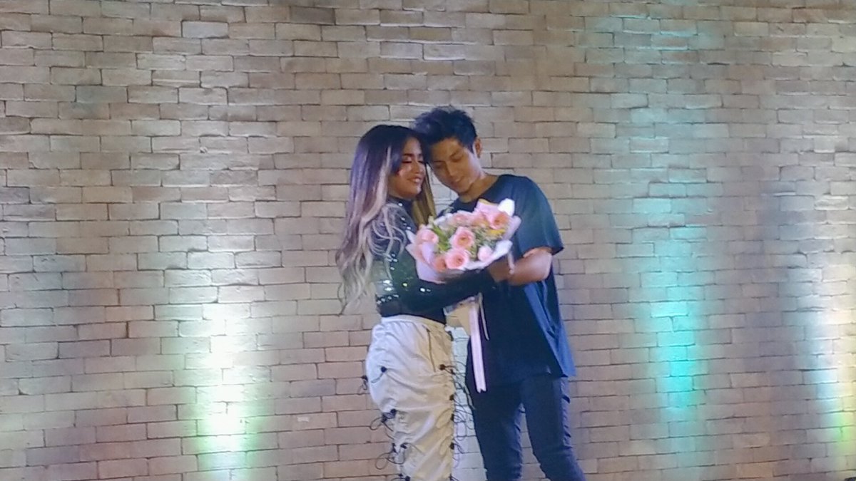 eanmnzn's tweet photo. hi parents @RivaQuenery_ @Vcrossover_ https://t.co/DzM9xK1lc5