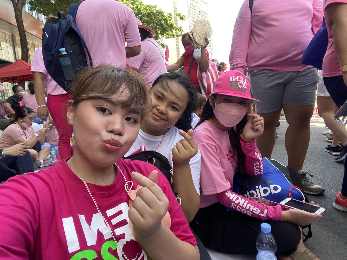 eliluzzz's tweet photo. I am blessed that I got to be with three of my friends, the support of the educational institution I am currently studying at, and the Filipino people to be with me in this MDA and in creating this remarkable piece of history. #MakatiIsPink #OnePinkMarch #LetLeniKikoLead https://t.co/F8uuoGtH5T