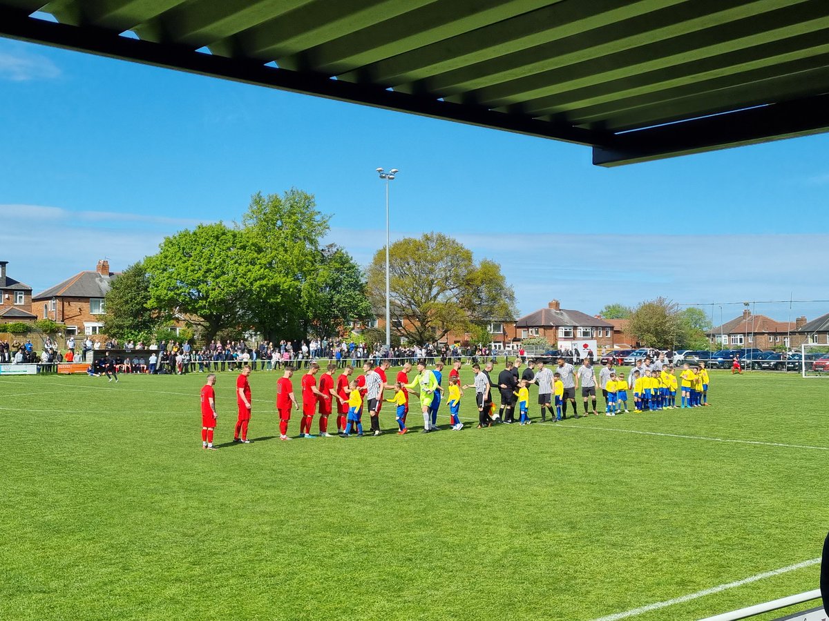 EbacNorthernLge's tweet photo. The teams are on the way out at Heaton Stannington v Tow Law Town @Heatonstan @Towlawtown #HEAvTOW #LiveENL https://t.co/imzLqViOfC