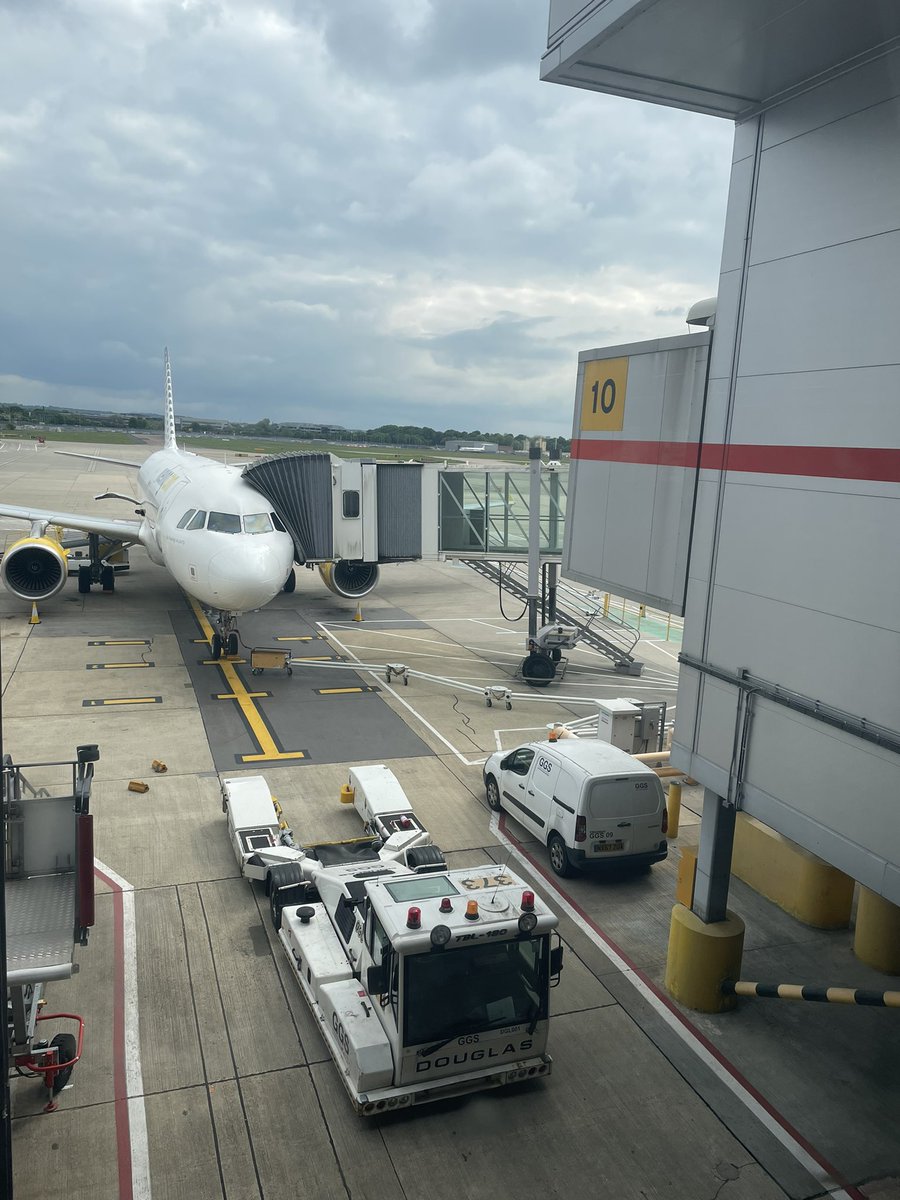 JoshBett1's tweet photo. See you soon Bilbao ✈️ 🏀 ✈️
#BasketballCL #RoadToBilbao
#SOMHIManresa 🔴⚪️🔴
#VamosCanarias 🟡⚫️🟡
#YallaHolonia 🟣🟡🟣
#MHPRiesen 🟡⚫️🟡 https://t.co/61o6eyP4gU