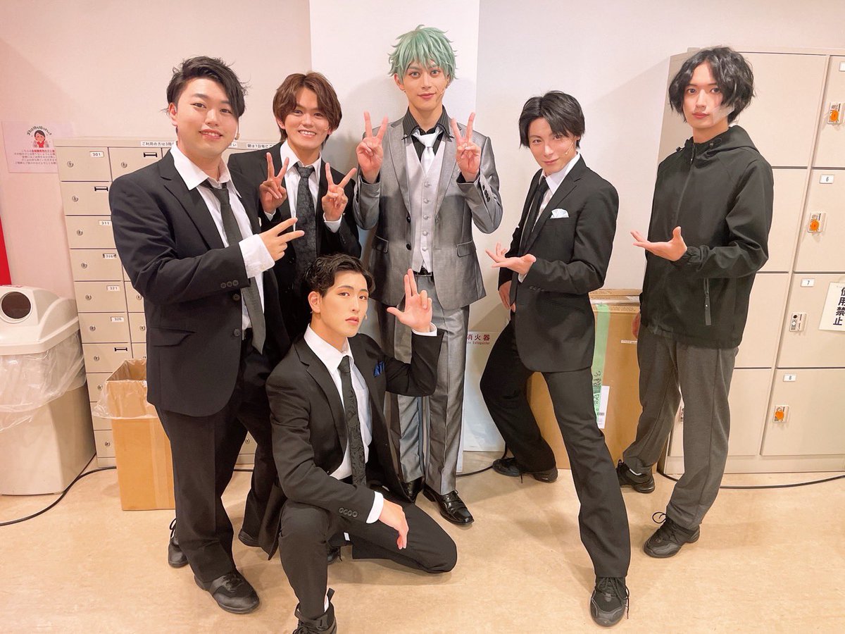 sainaan_0218's tweet photo. #青山オペレッタ 4日目終了‼️

正留役のノブキさんとアンサンブルで✨

ノブキさんは、誰よりも喋って踊って歌って殺陣してるのに、裏で疲れた顔を全く見せないんです！
その男らしさは
まさに #ファルチェ のトップスター✨

最後まで全力でついていきます‼️

#青オペ https://t.co/ZW334TKrd7