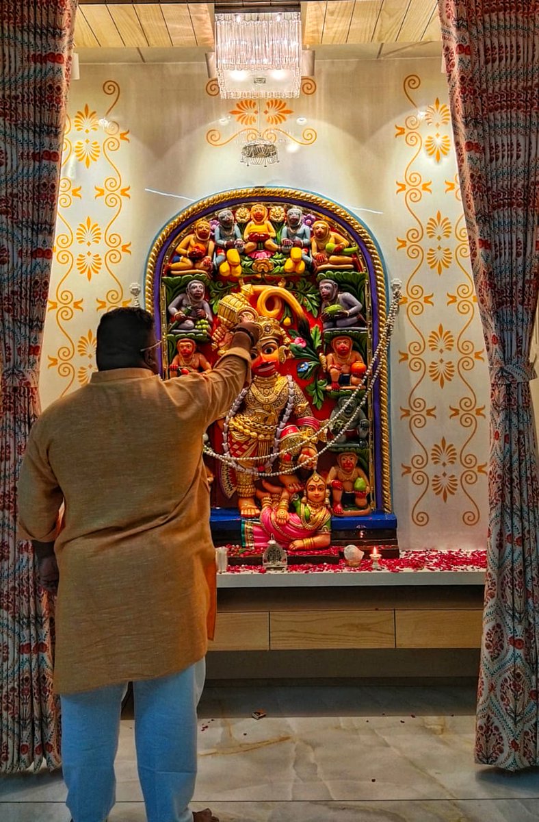 SiPatel61095's tweet photo. सारंगपुर कष्टभंजन देव श्री हनुमानजी मंदिर की ओर से प्राप्त हुई श्री कष्टभंजन देव श्री हनुमानजी की प्रतिमा का आज शनिवार के शुभ दिन मेरे रूट्स फाउंडेशन के कार्यालय पर स्थापित कर सह परिवार पूजा अर्चना किया। https://t.co/vLx2dhhU4O