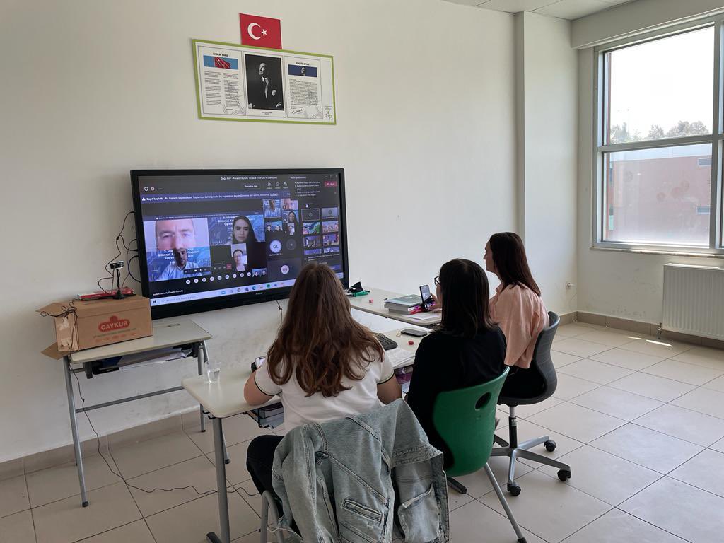 Bu yıl 3.sünü düzenlediğimiz Uluslararası Doğa Bilimsel Araştırma Projeleri Öğrenci Konferansı’na katılan öğrencilerimize ve onlara bu yolda ışık olan öğretmenlerimize çok teşekkür ediyorum.🙏☺️☺️<a href="/Azrafraarzu1/">Arzu Uz</a> <a href="/DogaOkullari/">Doğa Koleji</a> <a href="/Doga_BAP/">Doğa BAP</a>