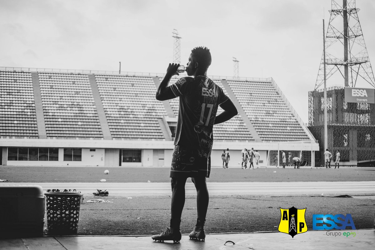 APetrolera's tweet photo. Concentrados con la mejor energía, porque lo mejor está por venir... @ESSAGrupoEPM ⚡⚽

#AlianzaSomosTodos🟡⚫ https://t.co/VhkcFZMfEi