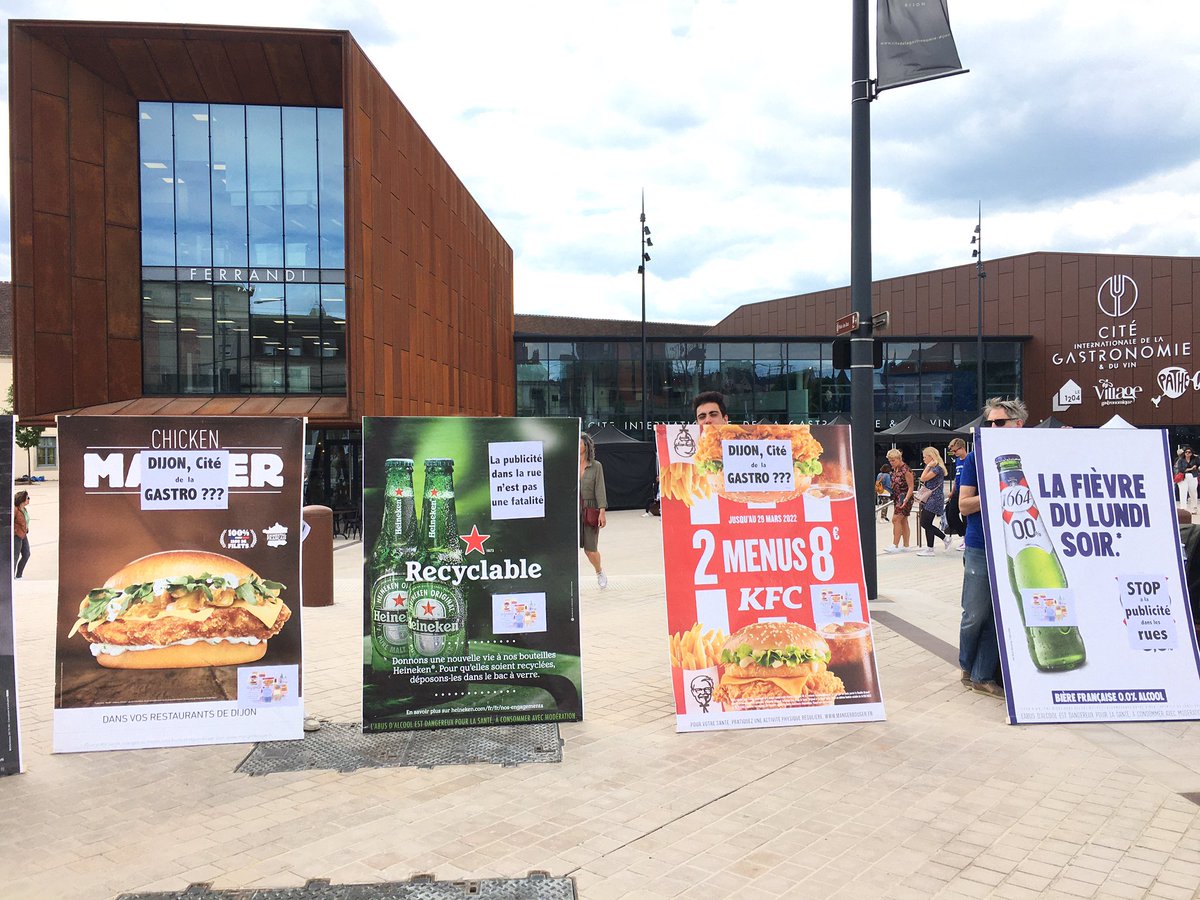 Une manifestation discrète des  <a href="/amisdelaterre21/">Amis de la Terre 21</a> devant la Cité internationale de la gastronomie et du vin <a href="/dijon/">Ville de Dijon</a> pour dénoncer le paradoxe entre la #gastronomie et la publicité pour #Kfc #McDonalds dans les rues de l’agglomération dijonnaise <a href="/F3Bourgogne/">France 3 Bourgogne</a>