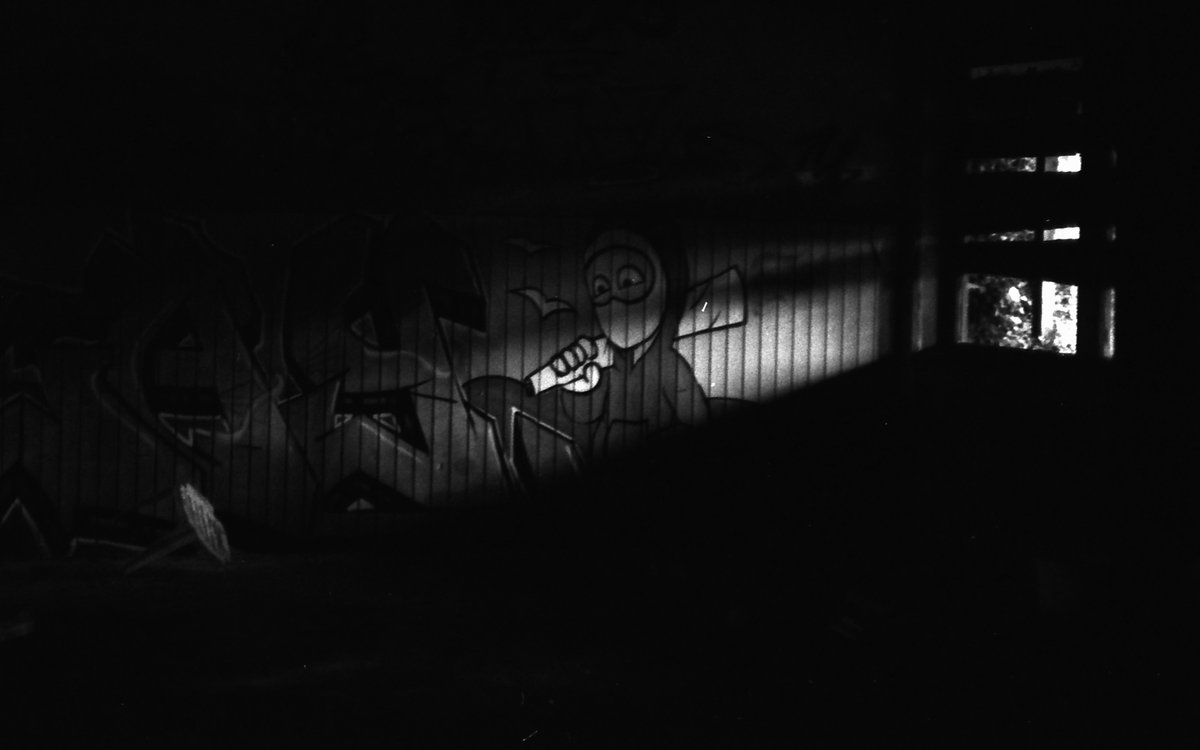 „hide in the dark“

Leica M2 
Voigtländer 50mm f1.5
Agfa ASP 400s

#fineartphotography #leica #leicaphotography #35mmfilm #bnw #blackandwhitephotography #blackandwhite #filmphotography #monochrome #street #streetphotography #citylife #documentary #lostplaces #lostplace