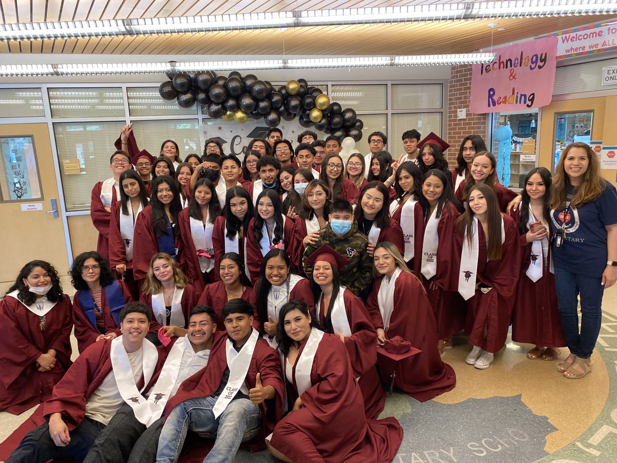garciam_mi's tweet photo. Extremely proud of these former @RidgecrestSBISD Roadrunners for staying the course and persevering to this great moment! The best is yet to come for you!!!! @northbrookhigh #oncearoadrunneralwaysaroadrunner https://t.co/n5iKG9nGfA
