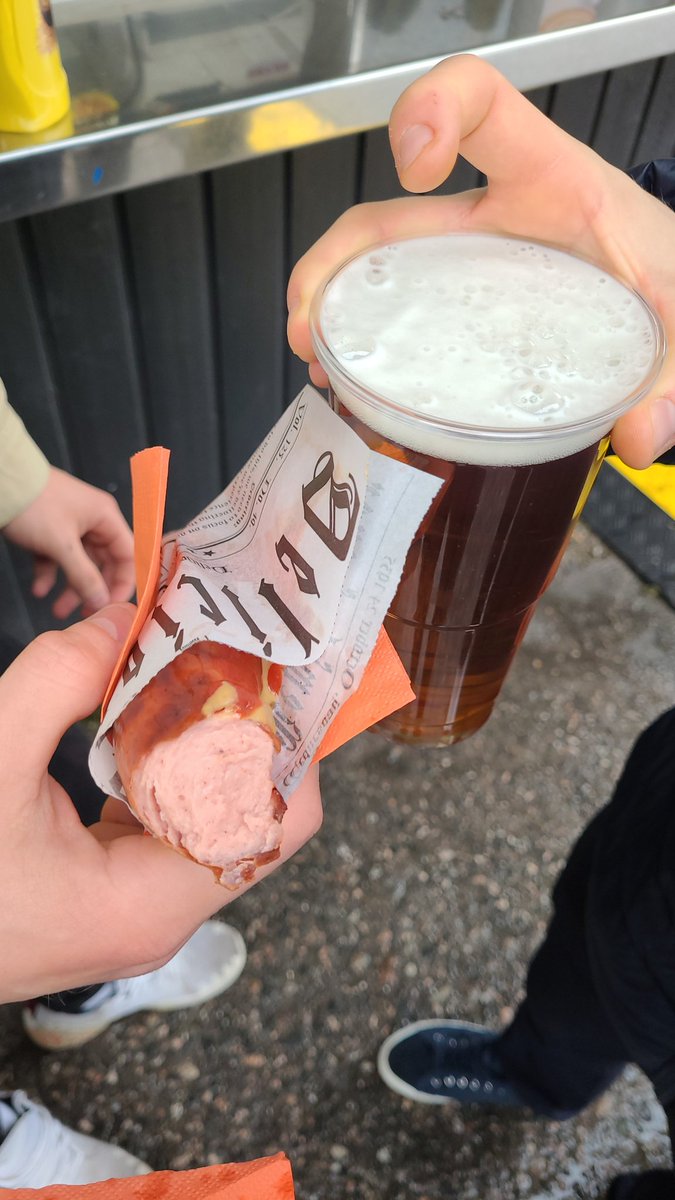 NSomppi's tweet photo. Olut ja makkara Hongan pelissä 7€ @matsisapuskat @FootyScran https://t.co/o9fqpNNQsk